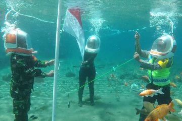 Pengibaran bendera unik di Umbul Ponggok