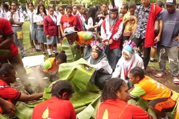 Peserta SMN Sulsel diperkenalkan tradisi bakar batu di Papua