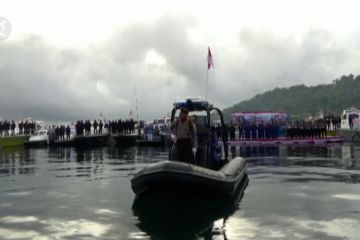 Polda Maluku gelar upacara bendera di atas laut