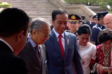Presiden Jokowi disopiri langsung oleh PM Mahathir Mohammad