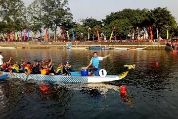 Wali Kota Tangerang tabuh gendang di lomba perahu naga