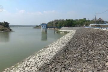 Warga tanami Waduk Sangiran yang menyusut