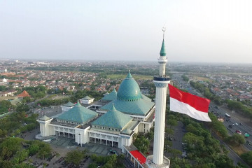 Merah putih raksasa berkibar di menara Masjid Al Akbar Surabaya