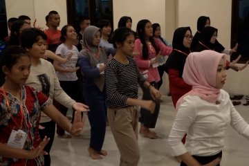 Peserta SMN berlatih tari multietnik asal Sumatera Utara