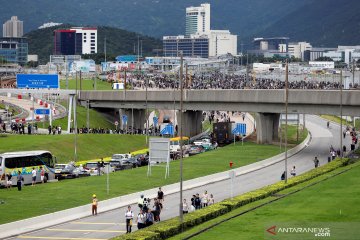 Berjalan ke bandara Hong Kong akibat aksi protes