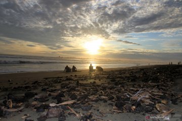 Limbah batu bara di pantai Aceh Barat