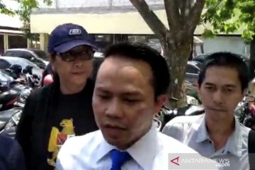 Tri Susanti diperiksa sebagai tersangka diskriminasi di Polda Jatim