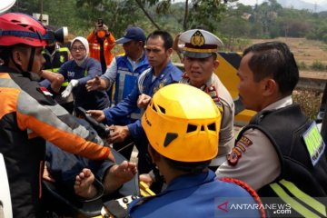 Kecelakaan maut Cipularang - Jasa Marga evakuasi korban