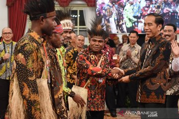 Presiden serahkan piala kepada pemenang Festival Gapura Cinta Negeri