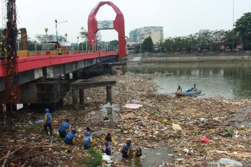 Sungai Cisadane dipenuhi sampah