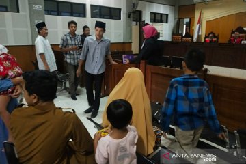 Pemotong dana PKH Lombok Timur divonis dua tahun enam bulan penjara