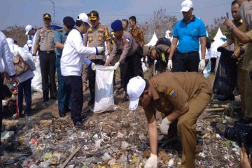 Bersih-bersih Pantai Cirebon, terkumpul 900 kilogram sampah diangkut