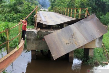 Jembatan penghubung antardesa di Aceh Barat putus