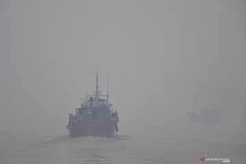 Kabut asap selimuti pelabuhan Dumai