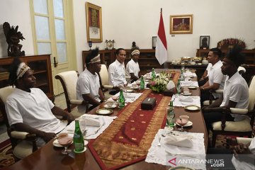 Papua Terkini - Jokowi makan siang dengan kepala suku dan pemuda Papua