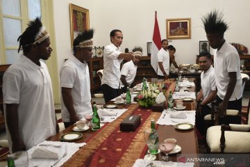 Presiden Joko Widodo santap siang bersama pemenang festival asal Papua