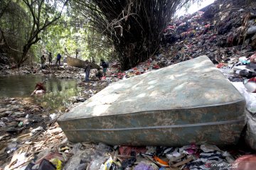 Penampakan sungai di Bogor yang dipenuhi sampah