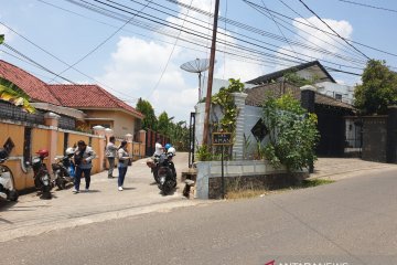 Wartawan dilarang memotret rumah Bupati Muaraenim di Palembang