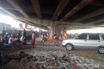 Petugas sterilkan kolong Tol Ancol guna hindari kebakaran