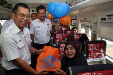 Hari Pelanggan Nasional, KAI Cirebon bagi-bagi bingkisan dan balon