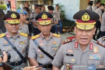 Karangan bunga ucapan selamat hiasi halaman Mapolda Sumsel