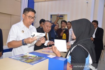 Bupati Hamim jadi kasir PDAM pada hari pelanggan nasional