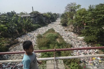 Kali Jambe dipenuhi sampah