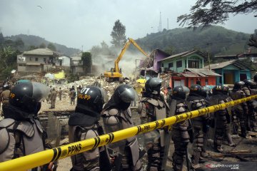 Pembongkaran bangunan tidak berijin di Puncak Bogor