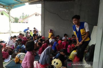 Geliat pemuda kota ajar literasi di Tanjung Serayan