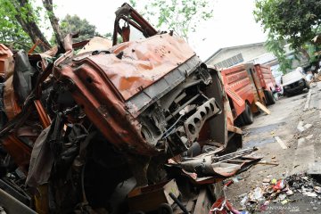 Bangkai truk sampah Suku Dinas Lingkungan Hidup