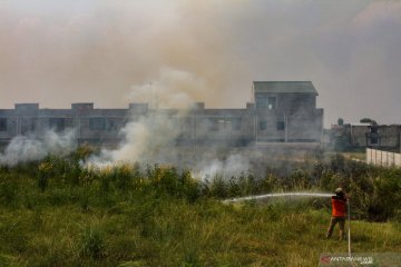 Kebakaran lahan di dekat permukiman penduduk