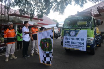 Baznas bersama bupati salurkan bantuan air bersih di Trenggalek