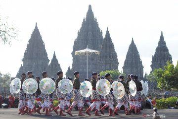 Festival payung Indonesia di candi Prambanan