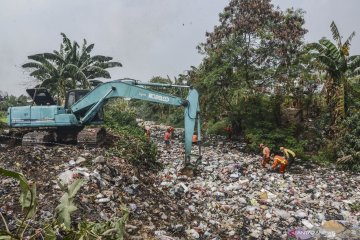 Pembersihan sampah di Kali Jambe
