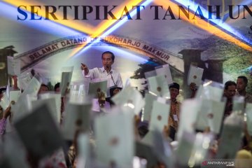Presiden Jokowi serahkan sertifikat tanah untuk rakyat di Sukoharjo