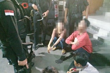 Empat pemuda pelaku pemalakan di Pasar Tomang diringkus polisi