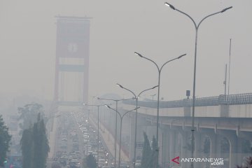 Kabut asap selimuti ikon Kota Palembang