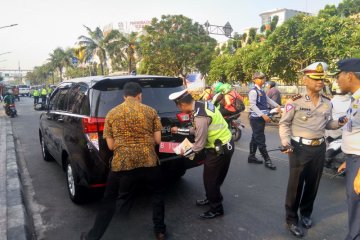 Mobil dinas kementerian terjaring razia ganjil genap di Gunung Sahari