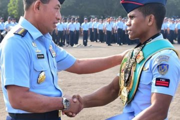 Kepala staf TNI AU beri penghargaan kepada Pratu Ongen Saknosiwi