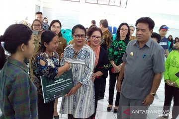 Kelompok usaha perempuan Sangihe-Sulut mendapat bantuan Menteri PPPA