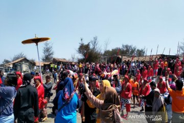 Wisatawan di Pantai Glagah berebut gunungan Pakualaman