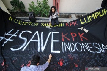 Akademisi Unair aksi "bendera hitam" tolak revisi UU KPK