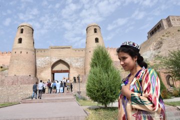 Pesona kota tua Hisor di Tajikistan
