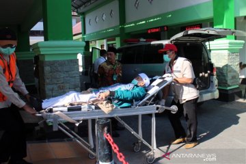 Tujuh haji kloter 82 Debarkasi Surakarta dinaikan ambulance