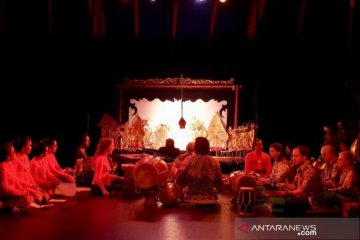 Remaja Perancis belajar  buat wayang kulit