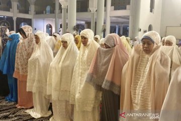 Gubernur Jatim dan ribuan jamaah ikuti shalat ghaib doakan Habibie