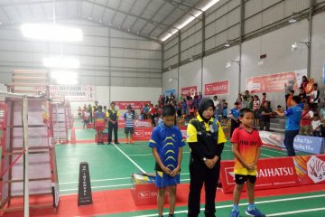Atlet-atlet bulu tangkis di Makassar heningkan cipta untuk BJ Habibie