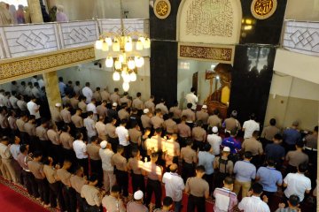 Aparat Polda Jambi shalat ghaib untuk BJ Habibie