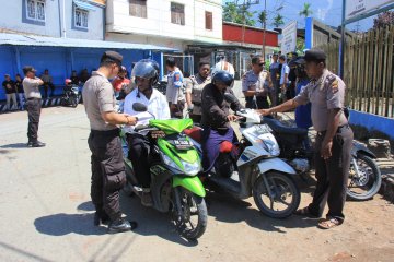 TNI-polisi menyita puluhan sepeda motor dan senjata tajam