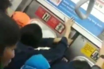 Jari penumpang KRL terjepit pintu dari Stasiun Klender hingga Cakung